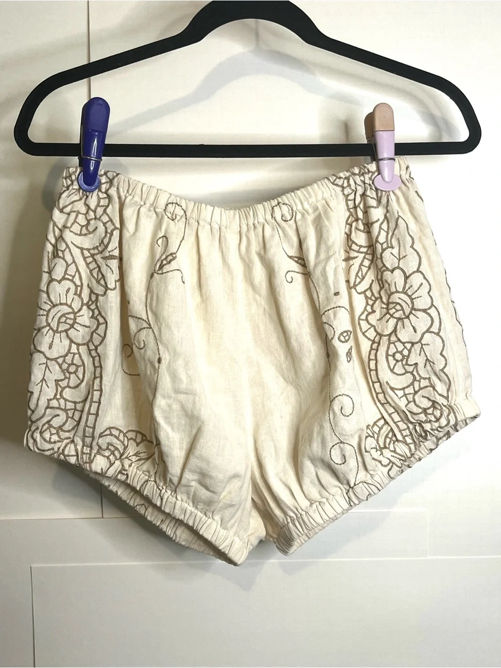 Anthropologie Women’s Size Medium Embroidered Beige Bloomer Shorts